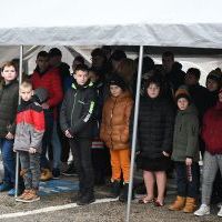 Uczniowie i pedagodzy SOSW Zagorzyce na inauguracji budowy sali gimnastycznej