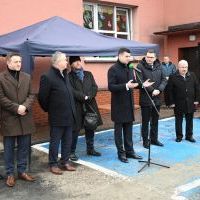 Wicemarszałek Łukasz Sm&oacute;łka gratuluje budowy sali gimnastycznej SOSW w Zagorzycach