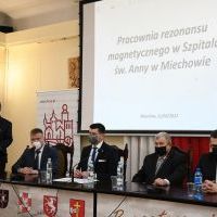 Samorządowcy Małopolski i Powiatu Miechowskiego na spotkaniu inicjującym budowę pracowni MR w miechowskim szpitalu 