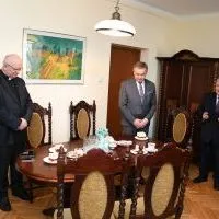 Partnerzy wsp&oacute;łprowadzący Muzeum Ziemi Miechowskiej dziękują za wsp&oacute;łpracę dyr. Włodzimierzowi Barczyńskiemu