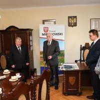 Włodzimierz Barczyński dziękuje za wsp&oacute;łpracę organizatorom Muzeum Ziemi Miechowskiej