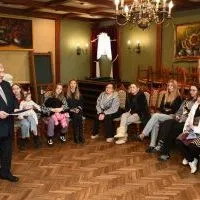 Starosta Miechowski Jacek Kobyłka wita ukraińskich uchodźc&oacute;w w Hotelu 