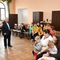 Starosta Miechowski Jacek Kobyłka wita ukraińskich uchodźc&oacute;w w w Zamku na Mirowie w Książu Wielkim