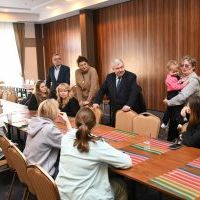 Starosta Miechowski Jacek Kobyłka z wizytą u ukraińskich uchodźc&oacute;w w Dosłońcu