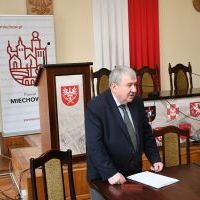 Starosta Miechowski Jacek Kobyłka przedstawia założenia porozumienia w sprawie uchodźc&oacute;w