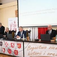 Starosta Miechowski Jacek Kobyłka składa przed Radą Powiatu sprawozdanie międzysesyjne