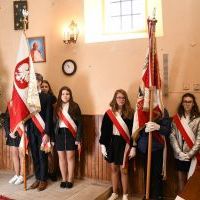 Młodzież szk&oacute;ł podstawowych na Mszy św. upamiętniającej Rodzinę Barank&oacute;w