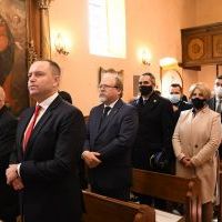 Prezes IPN dr Karol Nawrocki i Wicewojewoda Małopolski Ryszard Pagacz (na I planie) na Mszy św. w hołdzie Rodziny Barank&oacute;w z Siedlisk