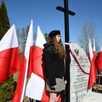 Warta honorowa harcerzy Zespołu Szk&oacute;ł Nr 1 w Miechowie przy Pomniku Rodziny Barank&oacute;w