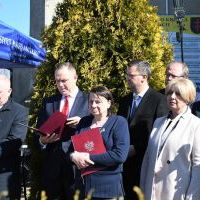 Prezes IPN, przedstawiciele r&oacute;żnych instytucji i samorządowcy na odsłonięciu Pomnika Rodziny Barank&oacute;w