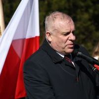 Wicewojewoda Małopolski Ryszard Pagacz na uroczystym odsłonięciu Pomnika Rodziny Barank&oacute;w