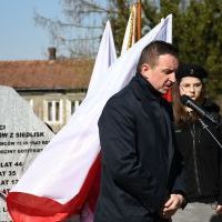 Wicestarosta Miechowski Paweł Osikowski na uroczystym odsłonięciu Pomnika Rodziny Barank&oacute;w