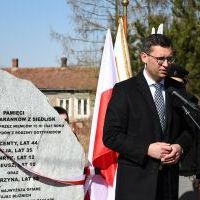 Burmistrz Miechowa Dariusz Marczewski na uroczystym odsłonięciu Pomnika Rodziny Barank&oacute;w