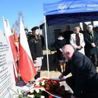 Wicewojewoda Ryszard Pagacz składa hołd pod Pomnikiem Rodziny Barank&oacute;w