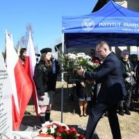 Prezes IPN dr Karol Nawrocki składa hołd pod Pomnikiem Rodziny Barank&oacute;w