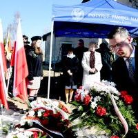 Burmistrz Dariusz Marczewski składa hołd pod Pomnikiem Rodziny Barank&oacute;w