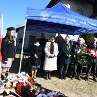 Dyrektor Muzeum Ziemi Miechowskiej Marcin Florek składa hołd pod Pomnikiem Rodziny Barank&oacute;w