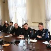 Komendanci służb i samorządowcy na posiedzeniu w sprawie uchodźc&oacute;w