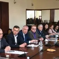 Włodarze samorząd&oacute;w na spotkaniu kryzysowym w sprawie uchodźc&oacute;w