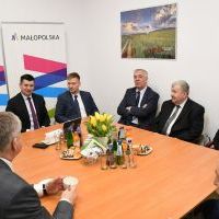 Samorządowcy Powiatu Miechowskiego na spotkaniu z Wicemarszałkiem Łukaszem Sm&oacute;łką 