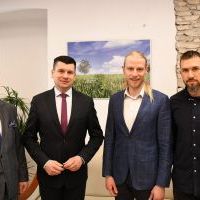 Wicemarszałek Łukasz Sm&oacute;łka i Przewodniczący Rady Powiatu Krzysztof Świerczek z Tomaszem Uchto i Pawłem Kozerą ze Stowarzyszenia DUCH