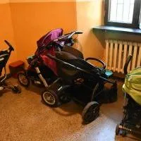 W&oacute;zki dziecięce uchodźc&oacute;w w Zamku w Książu Wielkim