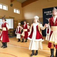 Polonez w wykonaniu uczni&oacute;w miechowskiego 