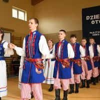 Stroje miechowskie w polonezie odtańczonym przez Szkolny Zesp&oacute;ł Miechowianie ZS Nr 1