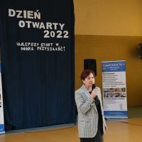Marzena Samborska, dyr. Zespołu Szk&oacute;ł Nr 1 w Miechowie zachęca &oacute;smoklasist&oacute;w do kontynuacji nauki w 