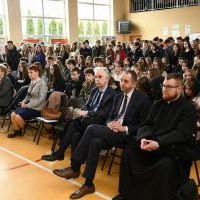 Członkowie Zarządu Powiatu, &oacute;smoklasiści i goście na Dniu Otwartym ZS Nr 1 w Miechowie
