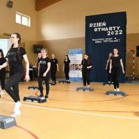 Układ taneczny na stepach młodzieży Zespołu Szk&oacute;ł Nr 1 w Miechowie