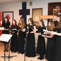 Zesp&oacute;ł wokalny Cantus z CKiS Miech&oacute;w uświetnił 25-lecie plac&oacute;wek Caritas w Miechowie