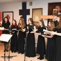 Zesp&oacute;ł wokalny Cantus z CKiS Miech&oacute;w uświetnił 25-lecie plac&oacute;wek Caritas w Miechowie