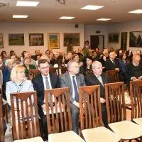 Samorządowcy i goście jubileuszu 25-lecia plac&oacute;wek Caritas w Miechowie
