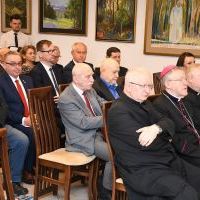 Biskup Andrzej Kaleta, kapłani i goście jubileuszu 25-lecia plac&oacute;wek Caritas w Miechowie