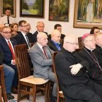 Biskup Andrzej Kaleta, kapłani i goście jubileuszu 25-lecia plac&oacute;wek Caritas w Miechowie