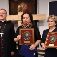 Biskup Andrzej Kaleta honoruje zasłużonych pracownik&oacute;w plac&oacute;wek Caritas w Miechowie
