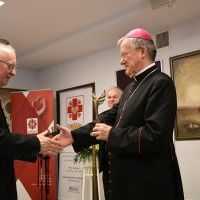 Okolicznościowa statuetka 25-lecia plac&oacute;wek Caritas w Miechowie dla ks. proboszcza Franciszka Siarka