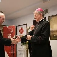 Okolicznościowa statuetka 25-lecia plac&oacute;wek Caritas w Miechowie dla ks. proboszcza Franciszka Siarka