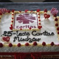 Okolicznościowy tort na 25-lecie plac&oacute;wek Caritas w Miechowie