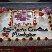 Okolicznościowy tort na 25-lecie plac&oacute;wek Caritas w Miechowie