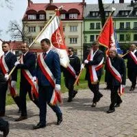 Poczty sztandarowe samorząd&oacute;w Powiatu Miechowskiego i Gminy i Miasta Miech&oacute;w