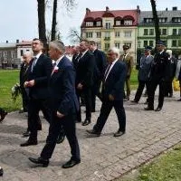 Włodarze samorząd&oacute;w na miechowskich obchodach 231. rocznicy uchwalenia Konstytucji 3 Maja