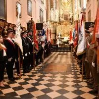 231. rocznica uchwalenia Konstytucji 3 Maja - poczty sztandarowe służb mundurowych, harcerzy i szk&oacute;ł