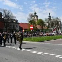 Miechowskie obchody 231. rocznicy uchwalenia Konstytucji 3 Maja - przemarsz w Rynku z udziałem orkiestry, poczt&oacute;w sztandarowych