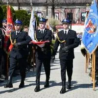 Miechowskie obchody 231. rocznicy uchwalenia Konstytucji 3 Maja - poczet flagowy KP PSP Miech&oacute;w