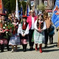 Miechowskie obchody 231. rocznicy uchwalenia Konstytucji 3 Maja - uczniowie w strojach krakowskich z wiązanką kwiat&oacute;w