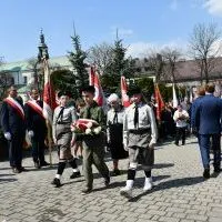 Miechowskie obchody 231. rocznicy uchwalenia Konstytucji 3 Maja - harcerze ZHP Miech&oacute;w z wiązanką kwiat&oacute;w