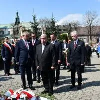Miechowskie obchody 231. rocznicy uchwalenia Konstytucji 3 Maja - władze Powiatu Miechowskiego pod Pomnikiem z Orłem