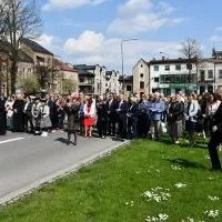 Miechowskie obchody 231. rocznicy uchwalenia Konstytucji 3 Maja - mieszkańcy i goście obchod&oacute;w podziwiają poloneza w wykonaniu uczni&oacute;w 